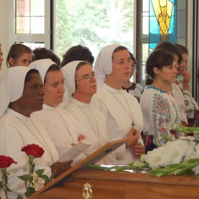 26 iulie: Iaşi: Funeraliile sorei Fiorella Chinappi, din Congregaţia "Fiicele Sfintei Maria a Divinei Providenţe" (Foto: Ovidiu Bişog)