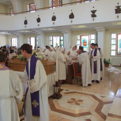 26 iulie: Iaşi: Funeraliile sorei Fiorella Chinappi, din Congregaţia "Fiicele Sfintei Maria a Divinei Providenţe" (Foto: Ovidiu Bişog)