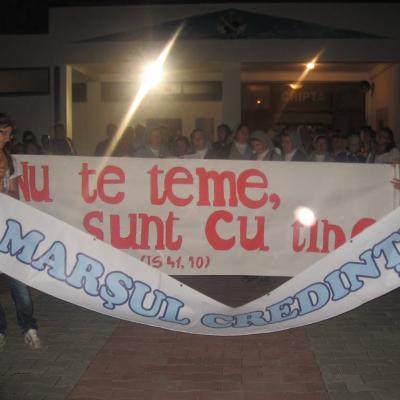 13 august: Oneşti: Marşul Credinţei