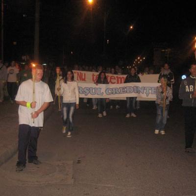 13 august: Oneşti: Marşul Credinţei