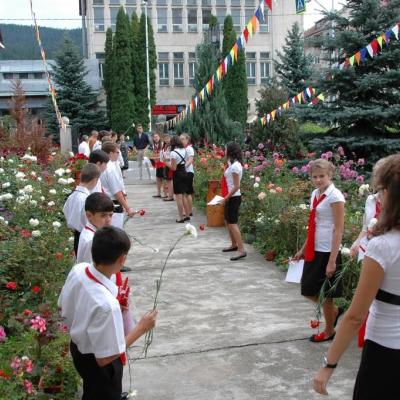 28 august: Gura Humorului: Administrarea sacramentului Mirului