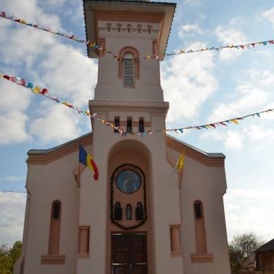 2 octombrie: Schineni: Consacrarea altarului şi sfintirea bisericii "Sfânta Tereza a Pruncului Isus"
