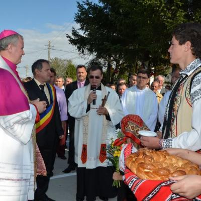 2 octombrie: Schineni: Consacrarea altarului şi sfintirea bisericii "Sfânta Tereza a Pruncului Isus"