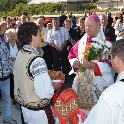 2 octombrie: Schineni: Consacrarea altarului şi sfintirea bisericii "Sfânta Tereza a Pruncului Isus"
