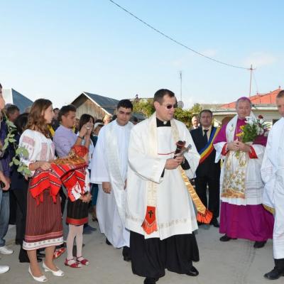 2 octombrie: Schineni: Consacrarea altarului şi sfintirea bisericii "Sfânta Tereza a Pruncului Isus"