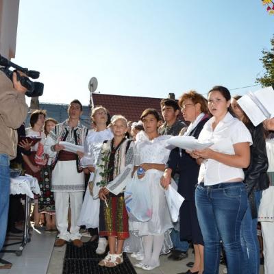 2 octombrie: Schineni: Consacrarea altarului şi sfintirea bisericii "Sfânta Tereza a Pruncului Isus"