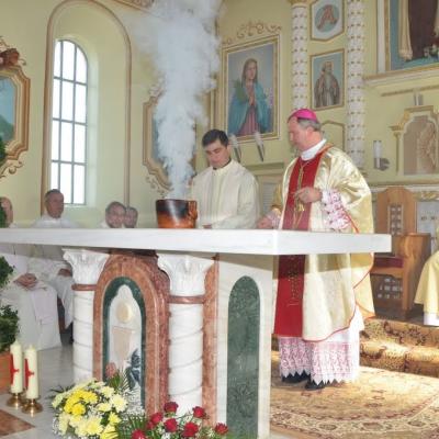 2 octombrie: Schineni: Consacrarea altarului şi sfintirea bisericii "Sfânta Tereza a Pruncului Isus"