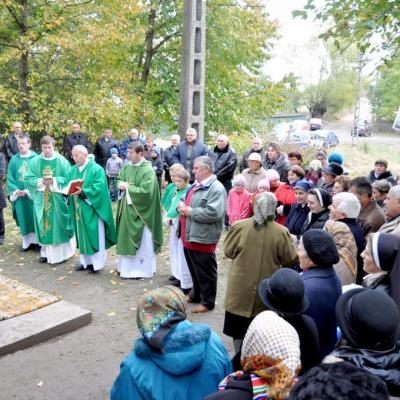 16 octombrie: Vicşani: Sfinţirea noii grote din faţa bisericii romano-catolice