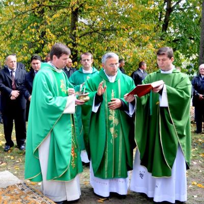 16 octombrie: Vicşani: Sfinţirea noii grote din faţa bisericii romano-catolice