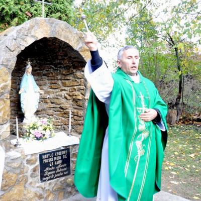 16 octombrie: Vicşani: Sfinţirea noii grote din faţa bisericii romano-catolice