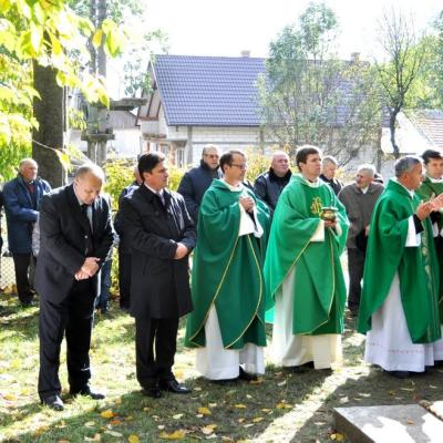 16 octombrie: Vicşani: Sfinţirea noii grote din faţa bisericii romano-catolice