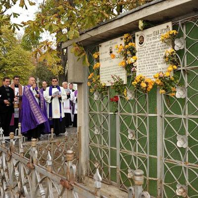 2 noiembrie: Iaşi: Pomenirea tuturor credincioşilor răposaţi în cimitirul "Eternitatea". Foto: Adrian Cuba