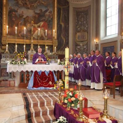 2 noiembrie: Iaşi: Liturghie cu requiem in catedrala "Adormirea Maicii Domnului" şi rugăciuni pentru răposaţi la cimitirul "Eternitatea" din Iaşi