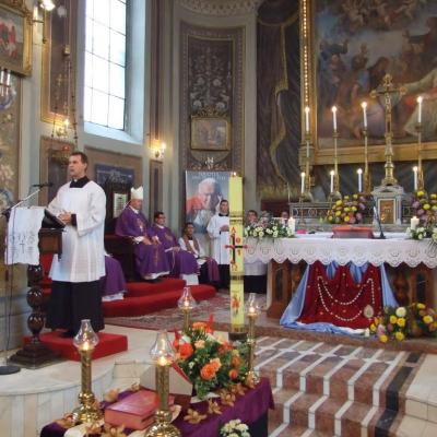 2 noiembrie: Iaşi: Liturghie cu requiem in catedrala "Adormirea Maicii Domnului" şi rugăciuni pentru răposaţi la cimitirul "Eternitatea" din Iaşi
