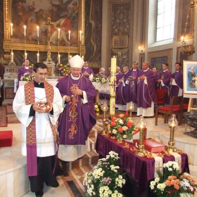 2 noiembrie: Iaşi: Liturghie cu requiem in catedrala "Adormirea Maicii Domnului" şi rugăciuni pentru răposaţi la cimitirul "Eternitatea" din Iaşi