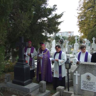 2 noiembrie: Iaşi: Liturghie cu requiem in catedrala "Adormirea Maicii Domnului" şi rugăciuni pentru răposaţi la cimitirul "Eternitatea" din Iaşi