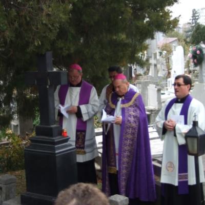 2 noiembrie: Iaşi: Liturghie cu requiem in catedrala "Adormirea Maicii Domnului" şi rugăciuni pentru răposaţi la cimitirul "Eternitatea" din Iaşi