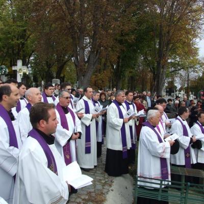2 noiembrie: Iaşi: Liturghie cu requiem in catedrala "Adormirea Maicii Domnului" şi rugăciuni pentru răposaţi la cimitirul "Eternitatea" din Iaşi