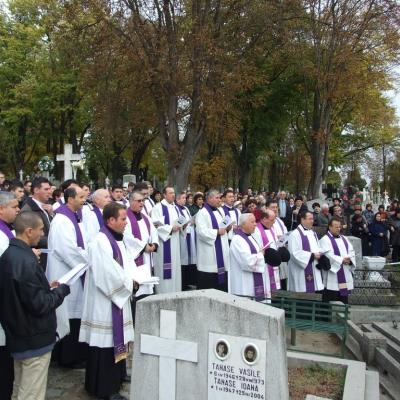 2 noiembrie: Iaşi: Liturghie cu requiem in catedrala "Adormirea Maicii Domnului" şi rugăciuni pentru răposaţi la cimitirul "Eternitatea" din Iaşi