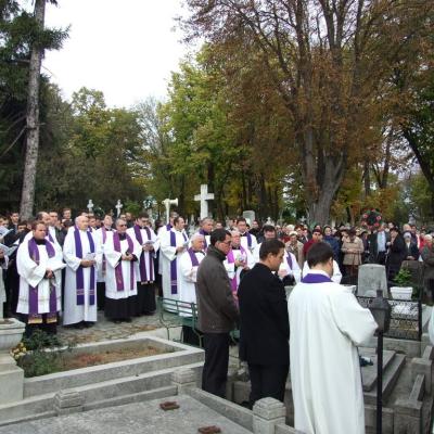 2 noiembrie: Iaşi: Liturghie cu requiem in catedrala "Adormirea Maicii Domnului" şi rugăciuni pentru răposaţi la cimitirul "Eternitatea" din Iaşi