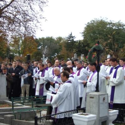 2 noiembrie: Iaşi: Liturghie cu requiem in catedrala "Adormirea Maicii Domnului" şi rugăciuni pentru răposaţi la cimitirul "Eternitatea" din Iaşi