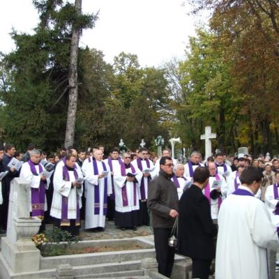 2 noiembrie: Iaşi: Liturghie cu requiem in catedrala "Adormirea Maicii Domnului" şi rugăciuni pentru răposaţi la cimitirul "Eternitatea" din Iaşi