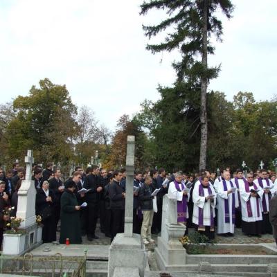 2 noiembrie: Iaşi: Liturghie cu requiem in catedrala "Adormirea Maicii Domnului" şi rugăciuni pentru răposaţi la cimitirul "Eternitatea" din Iaşi