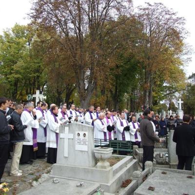 2 noiembrie: Iaşi: Liturghie cu requiem in catedrala "Adormirea Maicii Domnului" şi rugăciuni pentru răposaţi la cimitirul "Eternitatea" din Iaşi