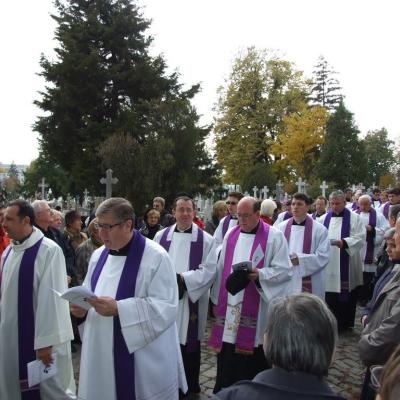 2 noiembrie: Iaşi: Liturghie cu requiem in catedrala "Adormirea Maicii Domnului" şi rugăciuni pentru răposaţi la cimitirul "Eternitatea" din Iaşi