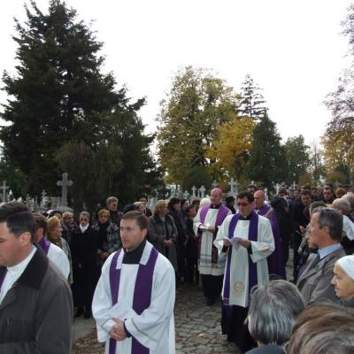 2 noiembrie: Iaşi: Liturghie cu requiem in catedrala "Adormirea Maicii Domnului" şi rugăciuni pentru răposaţi la cimitirul "Eternitatea" din Iaşi