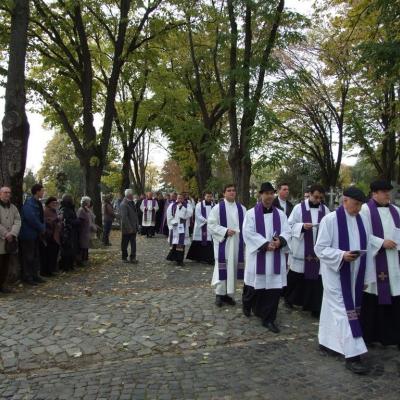 2 noiembrie: Iaşi: Liturghie cu requiem in catedrala "Adormirea Maicii Domnului" şi rugăciuni pentru răposaţi la cimitirul "Eternitatea" din Iaşi