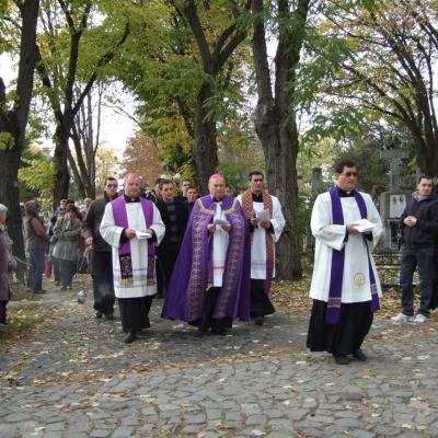 2 noiembrie: Iaşi: Liturghie cu requiem in catedrala "Adormirea Maicii Domnului" şi rugăciuni pentru răposaţi la cimitirul "Eternitatea" din Iaşi