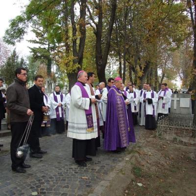 2 noiembrie: Iaşi: Liturghie cu requiem in catedrala "Adormirea Maicii Domnului" şi rugăciuni pentru răposaţi la cimitirul "Eternitatea" din Iaşi