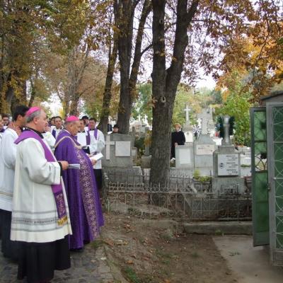 2 noiembrie: Iaşi: Liturghie cu requiem in catedrala "Adormirea Maicii Domnului" şi rugăciuni pentru răposaţi la cimitirul "Eternitatea" din Iaşi
