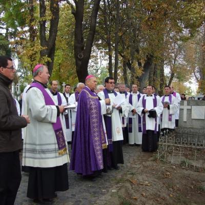 2 noiembrie: Iaşi: Liturghie cu requiem in catedrala "Adormirea Maicii Domnului" şi rugăciuni pentru răposaţi la cimitirul "Eternitatea" din Iaşi
