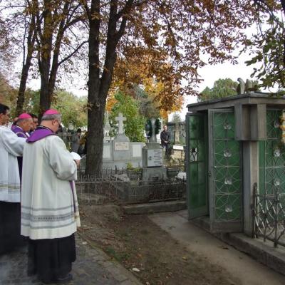 2 noiembrie: Iaşi: Liturghie cu requiem in catedrala "Adormirea Maicii Domnului" şi rugăciuni pentru răposaţi la cimitirul "Eternitatea" din Iaşi
