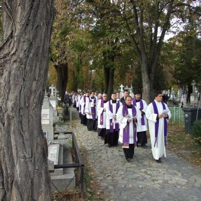 2 noiembrie: Iaşi: Liturghie cu requiem in catedrala "Adormirea Maicii Domnului" şi rugăciuni pentru răposaţi la cimitirul "Eternitatea" din Iaşi