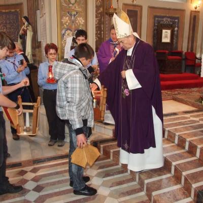 17 decembrie: Iaşi: Ceremonia distribuirii Luminii păcii de la Betleem