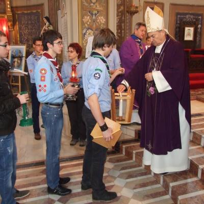 17 decembrie: Iaşi: Ceremonia distribuirii Luminii păcii de la Betleem