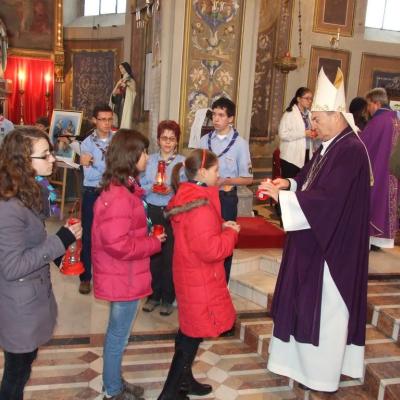 17 decembrie: Iaşi: Ceremonia distribuirii Luminii păcii de la Betleem