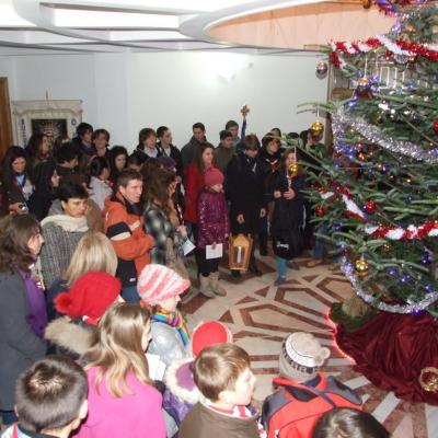 17 decembrie: Iaşi: Ceremonia distribuirii Luminii păcii de la Betleem