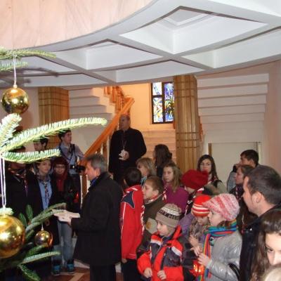17 decembrie: Iaşi: Ceremonia distribuirii Luminii păcii de la Betleem