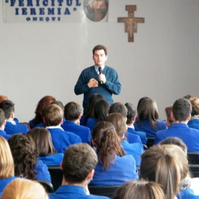 22 decembrie 2011: Oneşti: În aşteptarea Crăciunului, la Liceul Teologic "Fericitul Ieremia"
