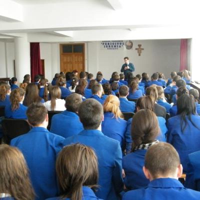 22 decembrie 2011: Oneşti: În aşteptarea Crăciunului, la Liceul Teologic "Fericitul Ieremia"