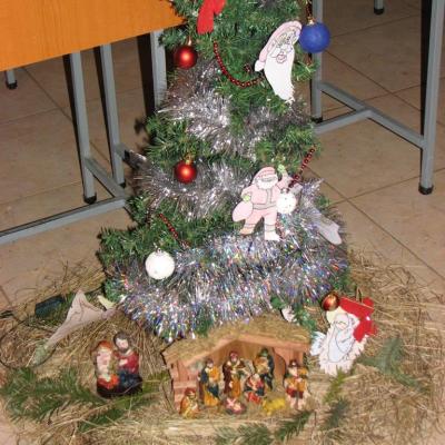 22 decembrie 2011: Oneşti: În aşteptarea Crăciunului, la Liceul Teologic "Fericitul Ieremia"
