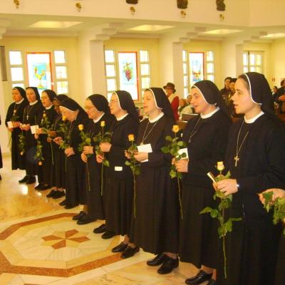 6 ianuarie: Iaşi: Reînnoirea voturilor a 12 surori din Congregaţia ”Fiicele Sfintei Maria a Divinei Providenţe”