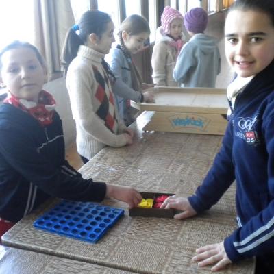28 ianuarie: Bacău: Turneu de ping-pong şi programul "Micii artişti"