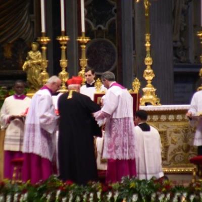 18-19 februarie: Roma: Cardinalul îmbrăcat cu tunică neagră