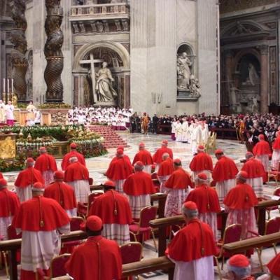 18-19 februarie: Roma: Cardinalul îmbrăcat cu tunică neagră
