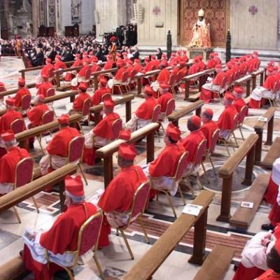 18-19 februarie: Roma: Cardinalul îmbrăcat cu tunică neagră